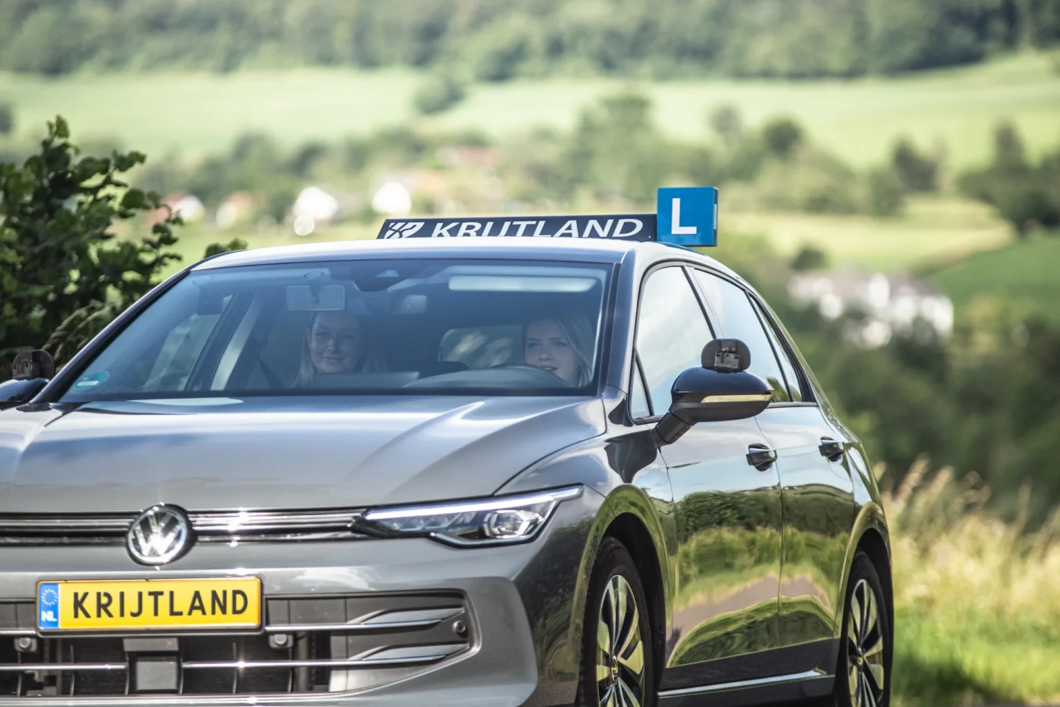 Leerling en instructeur in de lesauto van Autorijschool Krijtland in het heuvelland