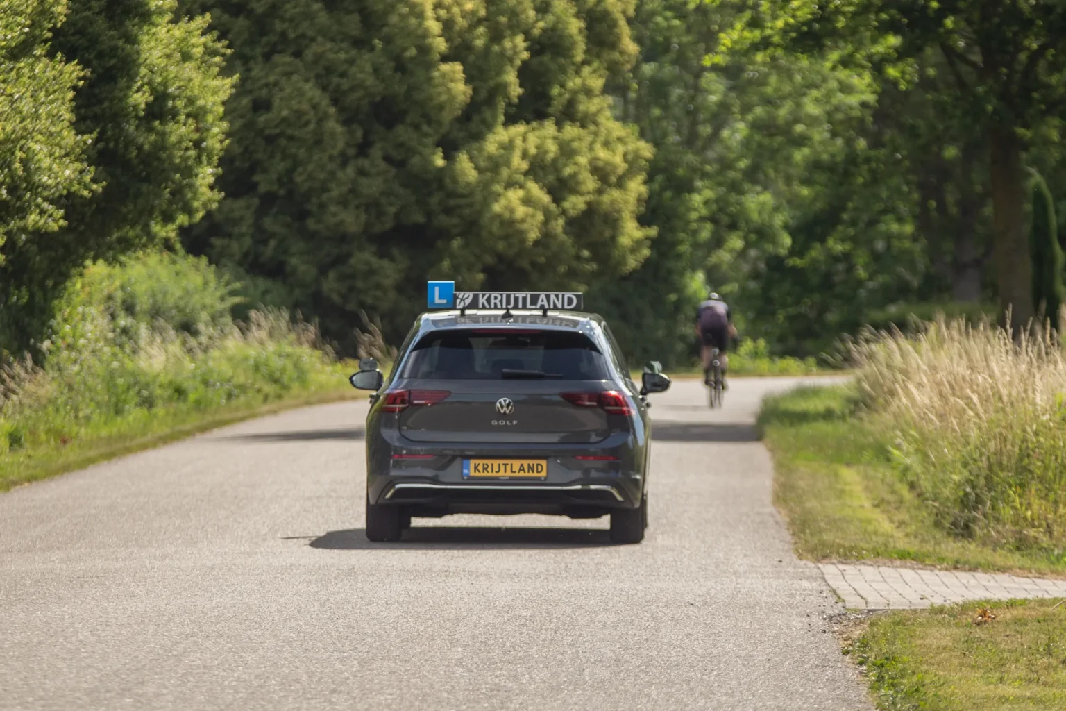 Rijbegeleiding voor senioren in de lesauto van Autorijschool Krijtland
